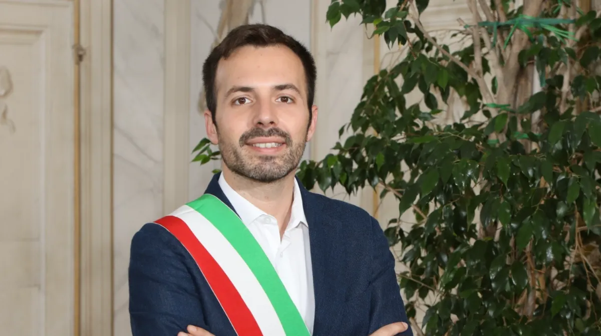 Andrea Tagliaferri durante il racconto dell’inseguimento ai ladri d’auto in autostrada