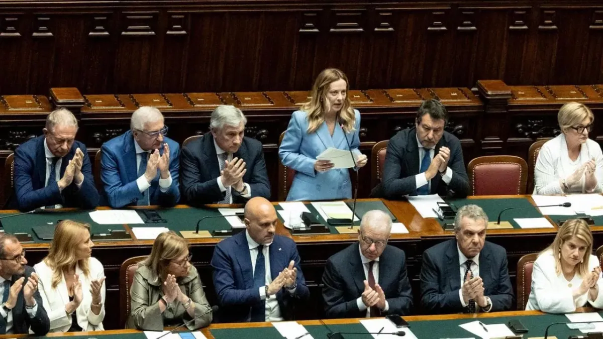 Meloni all’attacco della sinistra: duro scontro su Ucraina, difesa e Europa