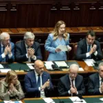 Meloni all’attacco della sinistra: duro scontro su Ucraina, difesa e Europa
