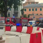Auto finisce sul marciapiede e travolge tre pedoni