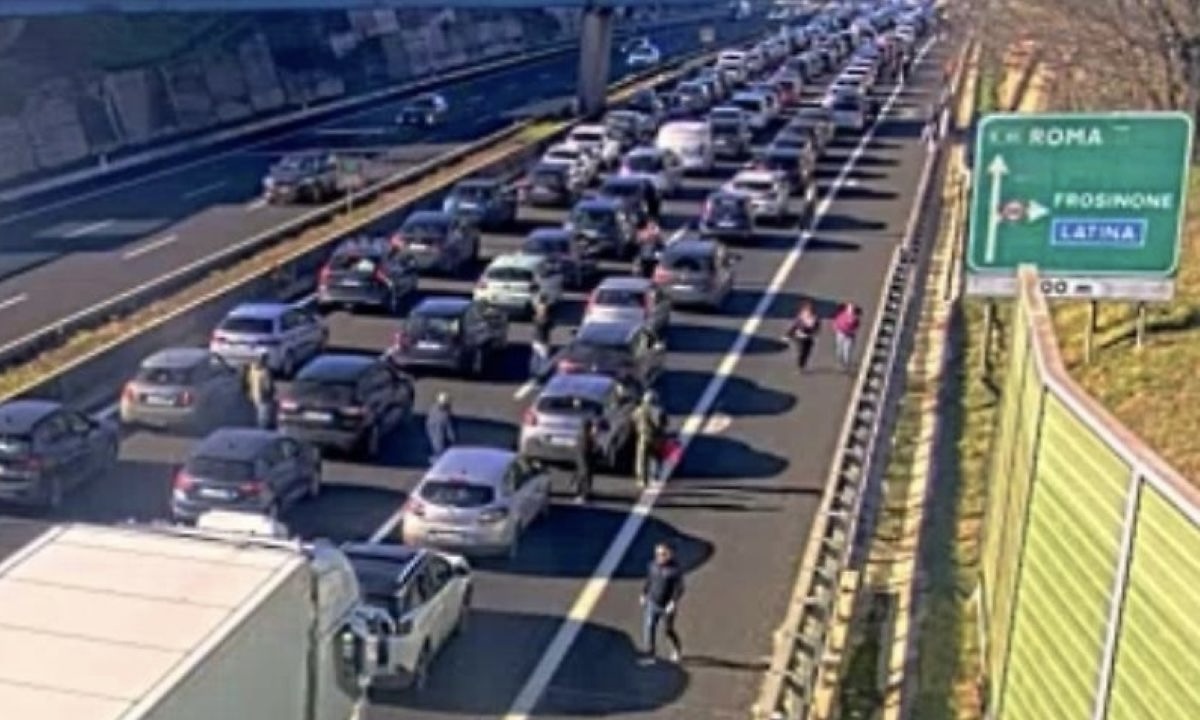 Incidente in autostrada, traffico in tilt: 8 chilometri di coda e tre feriti