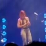 Attimi di paura sul palco: la cantante italiana cade nel vuoto, concerto interrotto (VIDEO)