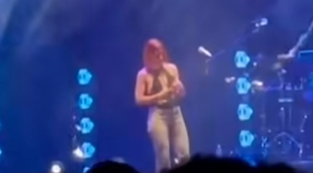 Attimi di paura sul palco: la cantante italiana cade nel vuoto, concerto interrotto (VIDEO)