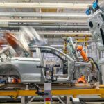 Germania, la resa della leggendaria casa automobilistica: licenzia e chiude fabbriche
