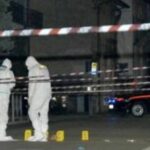 Coltellate al petto davanti al supermercato, muore giovanissimo