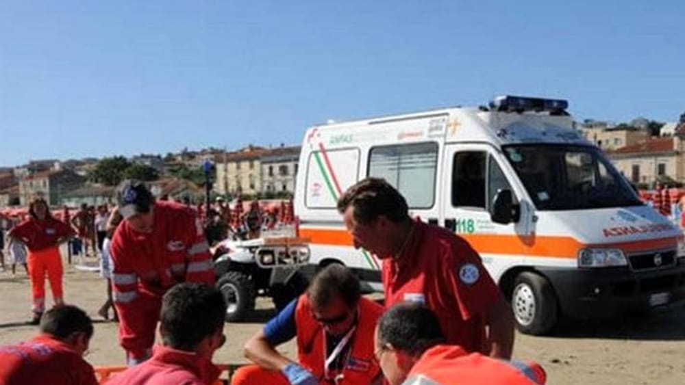 Dramma in spiaggia, si tuffa e non riemerge più: muore 44enne