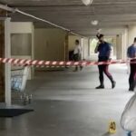 Ucciso a coltellate sulle scale di un palazzo: muore giovanissimo