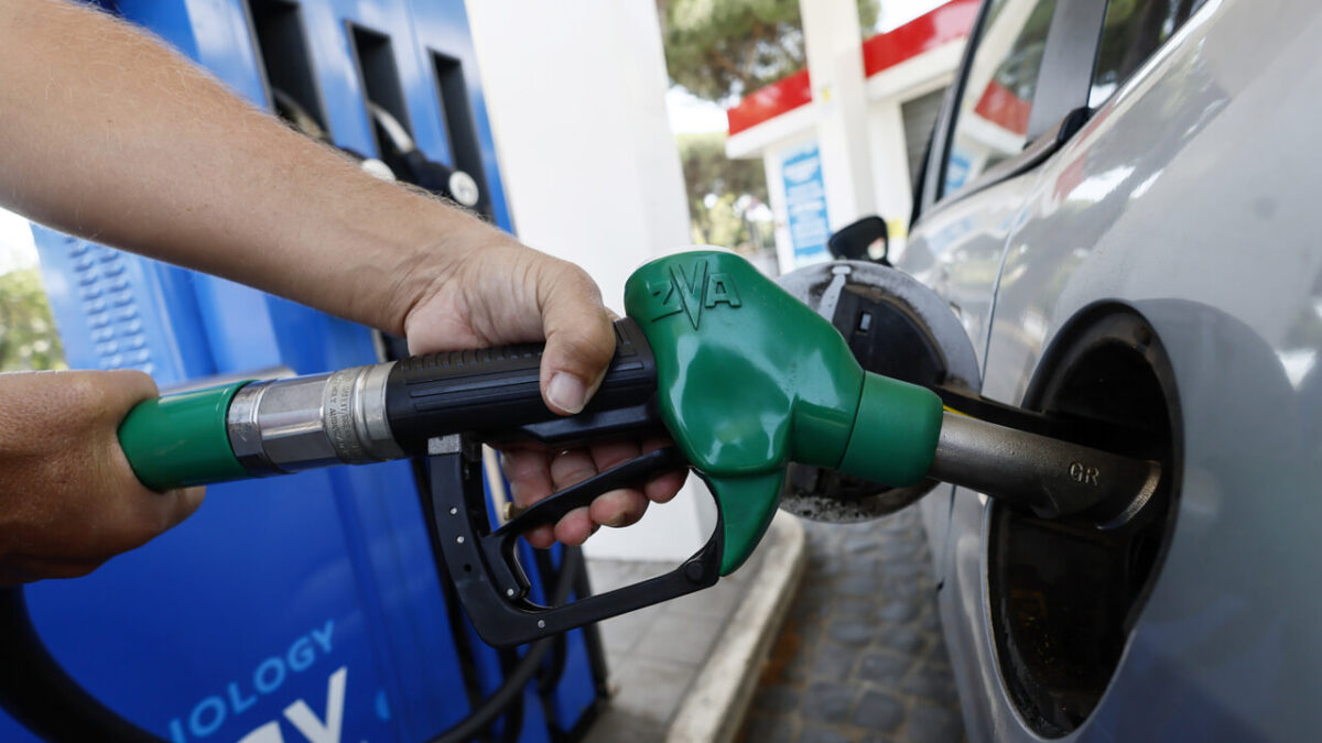Distributori, in arrivo una nuova mazzata. Ecco quanto costerà fare il pieno