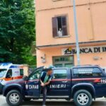 Rapina in banca con ostaggi: clienti chiusi nel caveau, banditi in fuga