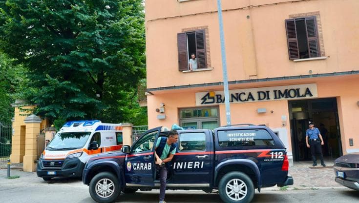 Rapina in banca con ostaggi: clienti chiusi nel caveau, banditi in fuga