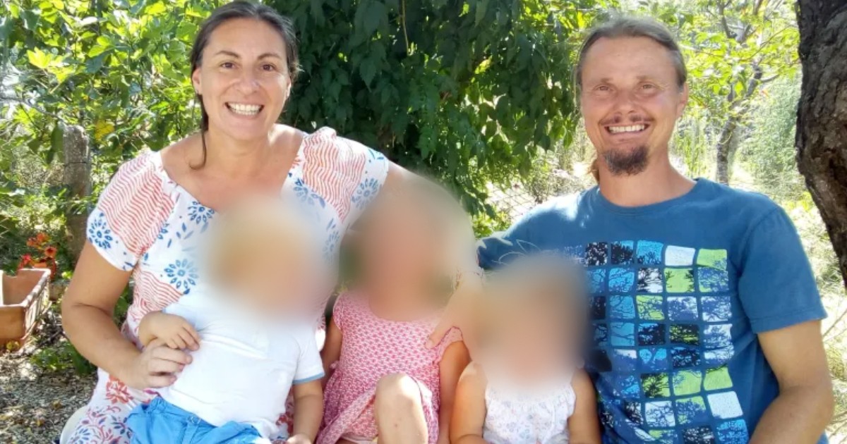 Famiglia nel bosco, chi paga la nuova casa con serra e camino