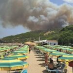 Maxi incendio, fiamme e inferno e in spiaggia. Turisti in fuga: “Siamo scappati via”