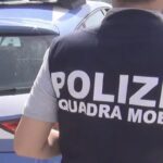 Accoltella un uomo (senza motivo) davanti alla moglie e figli: poi tenta la fuga