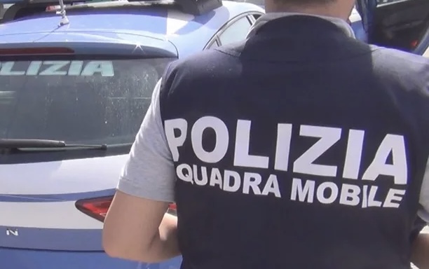 Accoltella un uomo (senza motivo) davanti alla moglie e figli: poi tenta la fuga