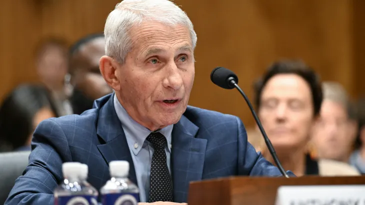 “Le origini del Covid…”. Fauci, audizione shock e i “complottisti” esultano
