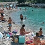 Multata per il topless sul fiume, fa ricorso: il caso finisce davanti al giudice