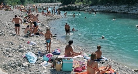Multata per il topless sul fiume, fa ricorso: il caso finisce davanti al giudice