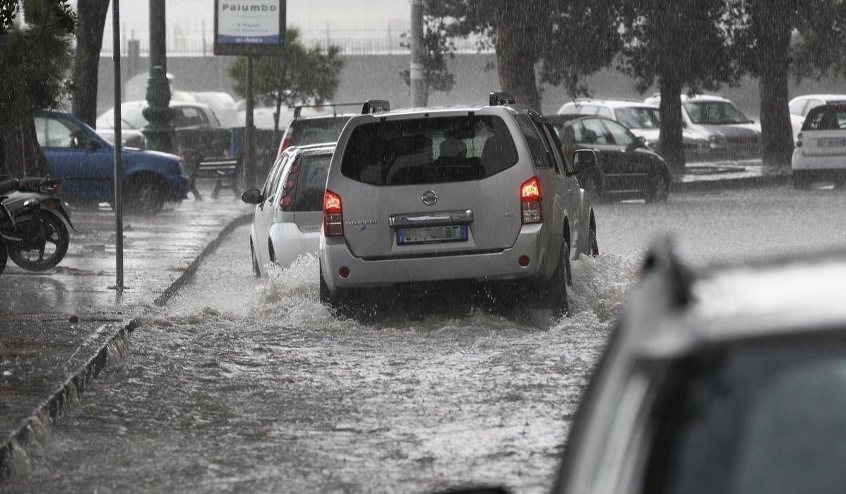 Bomba d’acqua su Ischia e Pozzuoli: strade allagate, scattano decine di interventi