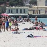 Tragedia in spiaggia, accusa un malore mentre fa il bagno: muore davanti ai bagnanti