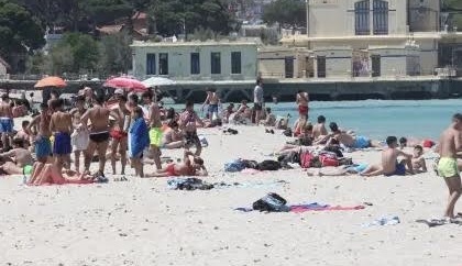 Tragedia in spiaggia, accusa un malore mentre fa il bagno: muore davanti ai bagnanti