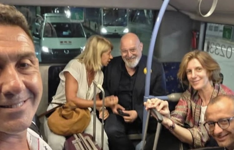 Vannacci sale sul pulmino coi big del Pd ma finisce male: è bufera