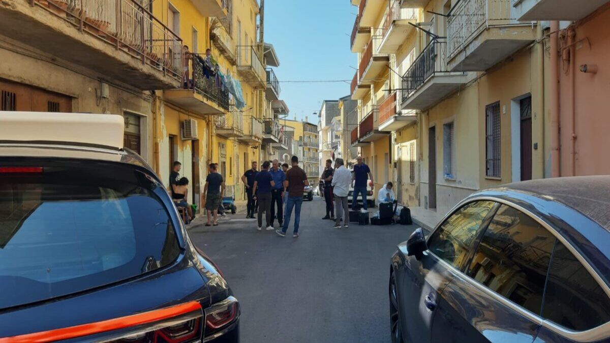 Sparatoria nella città italiana: c’è un morto giovanissimo. La situazione