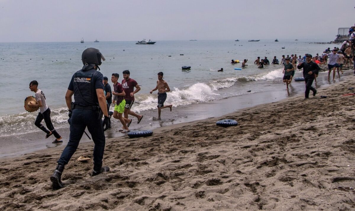 Folla di migranti per le strade grida Allah Akbar. Daily Mail: “Scontri con polizia”