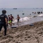Folla di migranti per le strade grida Allah Akbar. Daily Mail: “Scontri con polizia”