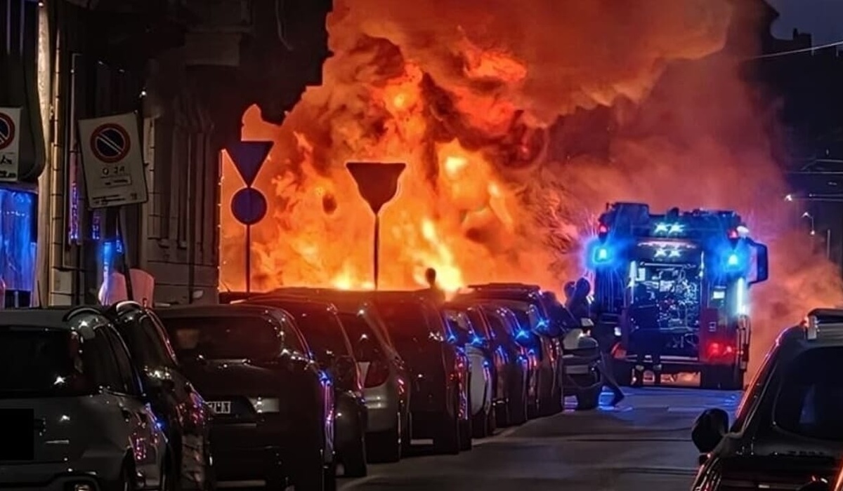 Maxi incendio in Italia, auto in fiamme e persone evacuate: la situazione