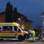 Ambulanza contro il semaforo: paura all’incrocio